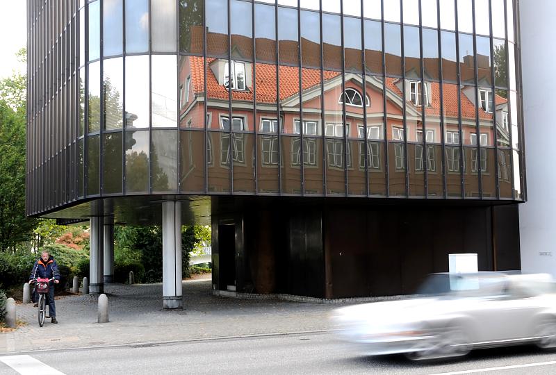 17577_8402 Spiegelung des denkmalgeschützten Wohnhauses in der Glasfassade eines Neubaus. | Klopstockstrasse, historische Bilder und aktuelle Fotos aus Hamburg Ottensen.